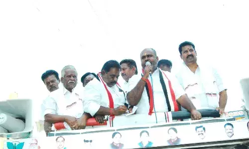 மதுரை அருகே அலங்காநல்லூரில் அதிமுவுக்கு  வாக்குகள் சேகரித்த  முன்னாள் அமைச்சர் மதுரை அருகே அலங்காநல்லூரில் அதிமுவுக்கு  வாக்குகள் சேகரித்த  முன்னாள் அமைச்சர்