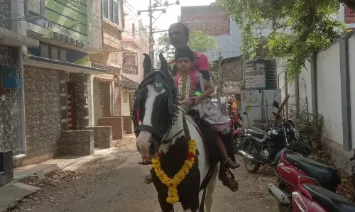 குழந்தைகளை குதிரையில் மேளதாளங்களுடன் உற்சாகப்படுத்தி அனுப்பிய பெற்றோர்கள் குழந்தைகளை குதிரையில் மேளதாளங்களுடன் உற்சாகப்படுத்தி அனுப்பிய பெற்றோர்கள்