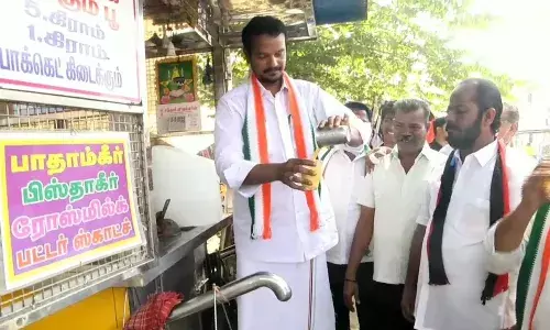 மில்க் ஷேக் போட்டுத்தந்த வேட்பாளர் ஷேக்!  குஷியில் வாக்காளர்கள் ஷாக்
