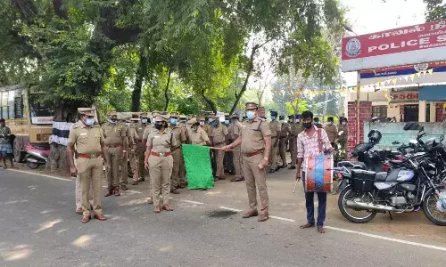 உள்ளாட்சித் தேர்தலை முன்னிட்டு சுவாமிமலையில் போலீஸ் கொடி அணிவகுப்பு