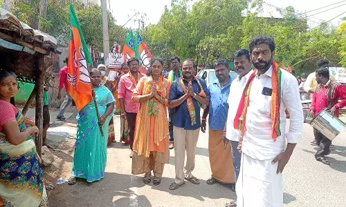 தேனியில்  பாஜகவினர் பேண்டு வாத்தியங்கள் முழங்க இறுதிகட்டப் பிரசாரம் தேனியில்  பாஜகவினர் பேண்டு வாத்தியங்கள் முழங்க இறுதிகட்டப் பிரசாரம்