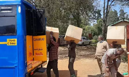 ஊட்டியில் நகராட்சி, பேரூராட்சிகளுக்கு மருத்துவப் பொருட்கள் அனுப்பிவைப்பு ஊட்டியில் நகராட்சி, பேரூராட்சிகளுக்கு மருத்துவப் பொருட்கள் அனுப்பிவைப்பு