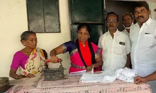 துணிகளை அயர்ன் செய்து கொடுத்து ஓட்டு கேட்ட தி.மு.க. வேட்பாளர் துணிகளை அயர்ன் செய்து கொடுத்து ஓட்டு கேட்ட தி.மு.க. வேட்பாளர்