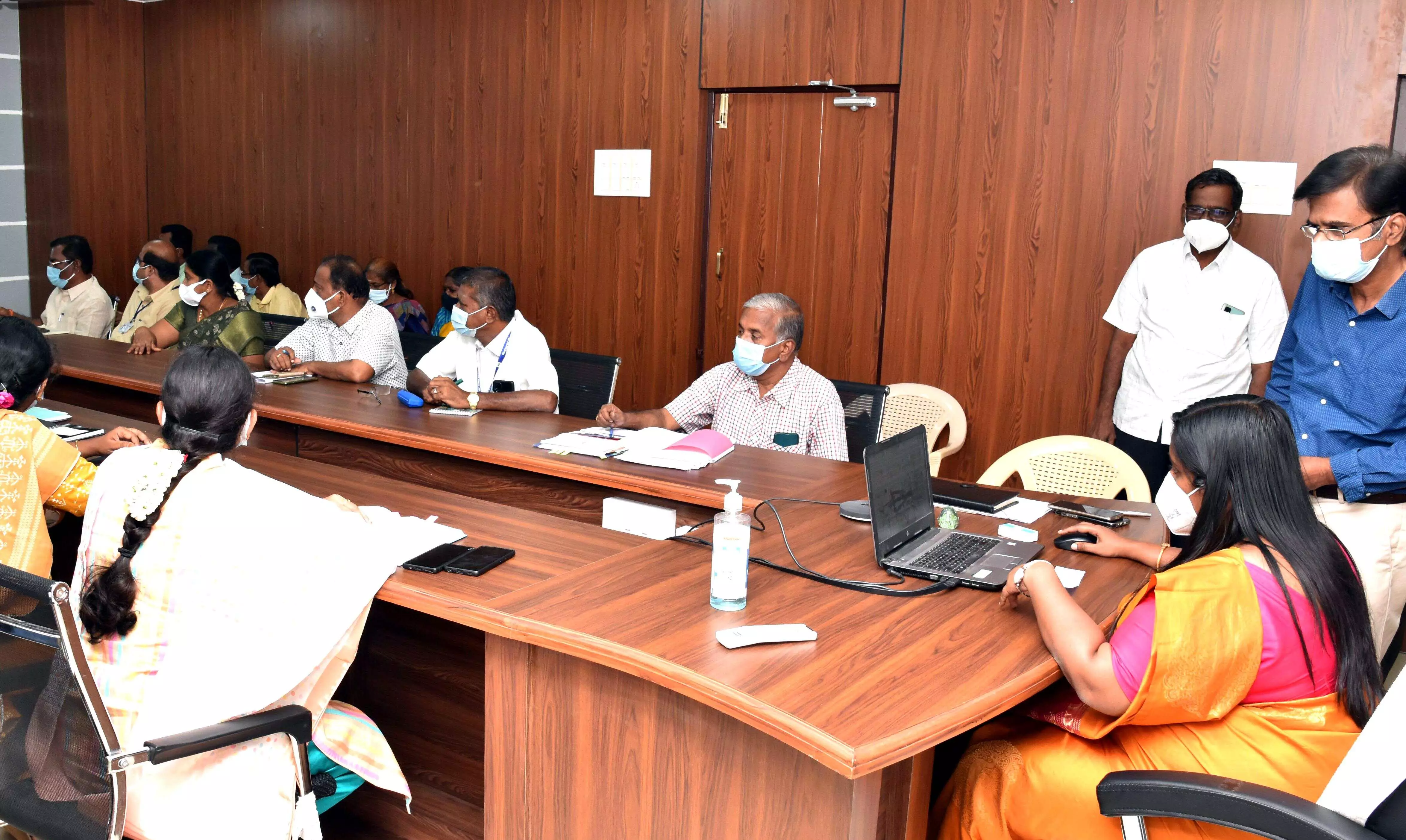 வாக்குப்பதிவு மைய அலுவலர்கள் கம்ப்யூட்டர் குலுக்கல் முறையில் தேர்வு வாக்குப்பதிவு மைய அலுவலர்கள் கம்ப்யூட்டர் குலுக்கல் முறையில் தேர்வு