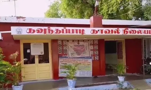 கவுந்தப்பாடி அருகே காதல் விவகாரத்தில் வாலிபருக்கு கத்திக்குத்து