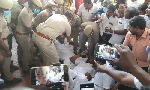கோவையில் போராட்டம் நடத்திய முன்னாள் அமைச்சர் எஸ்.பி.வேலுமணி கைது