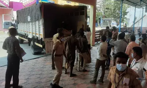 குமாரபாளையத்தில் 73 ஓட்டு இயந்திரங்கள்   வாக்குச்சாவடிகளுக்கு அனுப்பி வைப்பு குமாரபாளையத்தில் 73 ஓட்டு இயந்திரங்கள்   வாக்குச்சாவடிகளுக்கு அனுப்பி வைப்பு