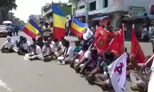 பணப்பட்டுவாடா: பா.ம.க, நாம் தமிழர், ம.நீ.ம. கட்சியினர் சாலை மறியல்