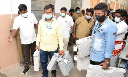 சேலம் : மின்னணு இயந்திரங்கள் வாக்குச்சாவடிகளுக்கு அனுப்பிவைப்பு சேலம் : மின்னணு இயந்திரங்கள் வாக்குச்சாவடிகளுக்கு அனுப்பிவைப்பு