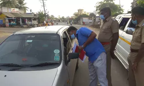 குமாரபாளையத்தில் பறக்கும் படையினரையும் மீறி பரிசுப் பொருட்கள் விநியோகம் குமாரபாளையத்தில் பறக்கும் படையினரையும் மீறி பரிசுப் பொருட்கள் விநியோகம்