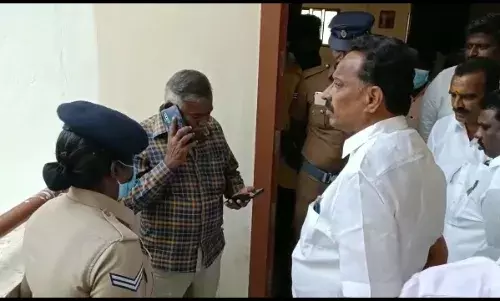 அதிமுக கட்சி அலுவலகத்தில் அத்துமீறி உள்ளே நுழைந்த பறக்கும் படை அதிமுக கட்சி அலுவலகத்தில் அத்துமீறி உள்ளே நுழைந்த பறக்கும் படை