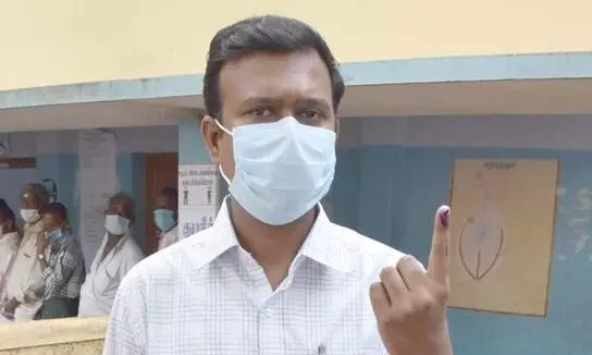 நாகர்கோவில் வாக்கு சாவடியில் வாக்களித்த கன்னியாகுமரி கலெக்டர் நாகர்கோவில் வாக்கு சாவடியில் வாக்களித்த கன்னியாகுமரி கலெக்டர்