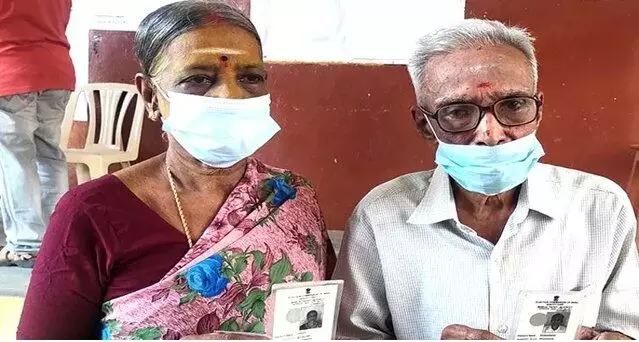வாக்களிப்பது தலையாய கடமை: இளைஞர்களுக்கு வழிகாட்டும் தம்பதியினர் வாக்களிப்பது தலையாய கடமை: இளைஞர்களுக்கு வழிகாட்டும் தம்பதியினர்