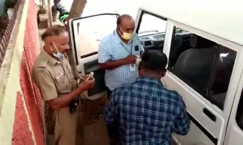 நாகர்கோவிலில் பணம் பட்டுவாடா: கட்சியினர் சிக்கினர் - 2 லட்சம் பறிமுதல் நாகர்கோவிலில் பணம் பட்டுவாடா: கட்சியினர் சிக்கினர் - 2 லட்சம் பறிமுதல்