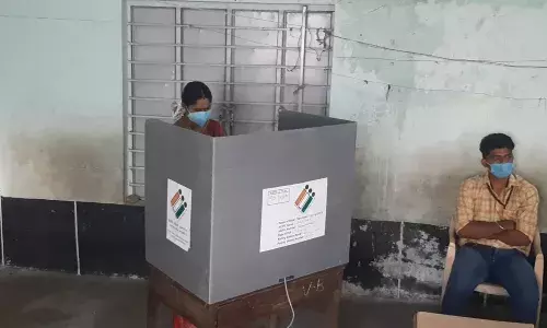 சேலத்தில் உள்ளாட்சி  தேர்தல் வாக்குப்பதிவு: வாக்காளர்கள் ஆர்வம் சேலத்தில் உள்ளாட்சி  தேர்தல் வாக்குப்பதிவு: வாக்காளர்கள் ஆர்வம்