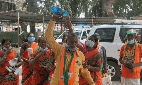 ஆரணி நகராட்சி அலுவலத்தில் பா.ஜ.க. வேட்பாளர் தீக்குளிக்க முயற்சி ஆரணி நகராட்சி அலுவலத்தில் பா.ஜ.க. வேட்பாளர் தீக்குளிக்க முயற்சி