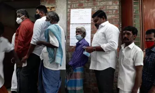 சங்கரன்கோவில் எம்எல்ஏ வரிசையில் நின்று வாக்களிப்பு சங்கரன்கோவில் எம்எல்ஏ வரிசையில் நின்று வாக்களிப்பு