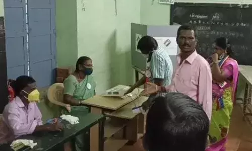 மயிலாடுதுறை 1வது வார்டில் அதிகாரியால் வாக்குப்பதிவு தாமதம் மயிலாடுதுறை 1வது வார்டில் அதிகாரியால் வாக்குப்பதிவு தாமதம்