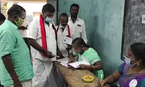 மயிலாடுதுறை: மழையை பொருட்படுத்தாமல் ஜனநாயக கடமையாற்றும் வாக்காளர்கள் மயிலாடுதுறை: மழையை பொருட்படுத்தாமல் ஜனநாயக கடமையாற்றும் வாக்காளர்கள்