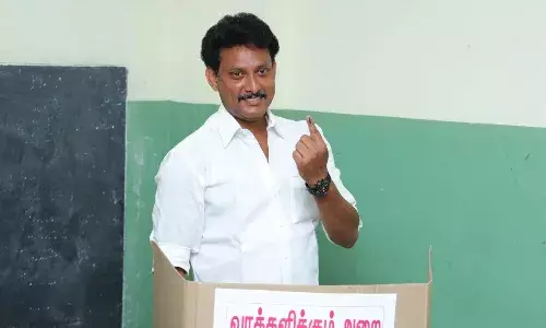 அமைச்சர் அன்பில் மகேஷ் திருச்சி கிராப் பட்டியில் வாக்குப்பதிவு செய்தார் அமைச்சர் அன்பில் மகேஷ் திருச்சி கிராப் பட்டியில் வாக்குப்பதிவு செய்தார்