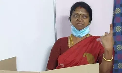 புதுக்கோட்டை நகராட்சி 27 வது வார்டு திமுக வேட்பாளர் திலகவதி செந்தில் வாக்களிப்பு புதுக்கோட்டை நகராட்சி 27 வது வார்டு திமுக வேட்பாளர் திலகவதி செந்தில் வாக்களிப்பு