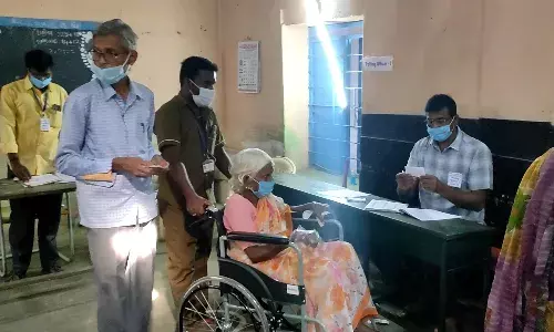 அந்தியூரில் வாக்குப்பதிவு ஜோர்: வீல்சேரில் வந்து மூதாட்டி வாக்களிப்பு அந்தியூரில் வாக்குப்பதிவு ஜோர்: வீல்சேரில் வந்து மூதாட்டி வாக்களிப்பு
