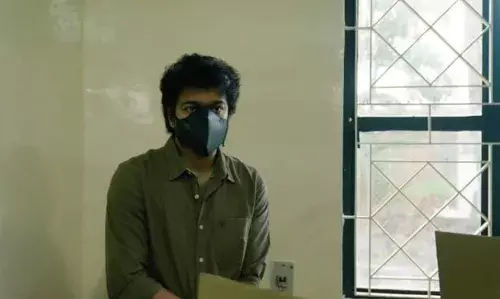 வாக்களித்தார் நடிகர் விஜய் -சைக்கிளில் இருந்து காருக்கு மாறினார்