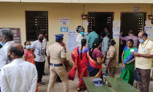 மதுரை 61வது வார்டில் வாக்குப் பதிவு இயந்திரத்தில் பழுது: சிறிது நேரம் பரபரப்பு மதுரை 61வது வார்டில் வாக்குப் பதிவு இயந்திரத்தில் பழுது: சிறிது நேரம் பரபரப்பு