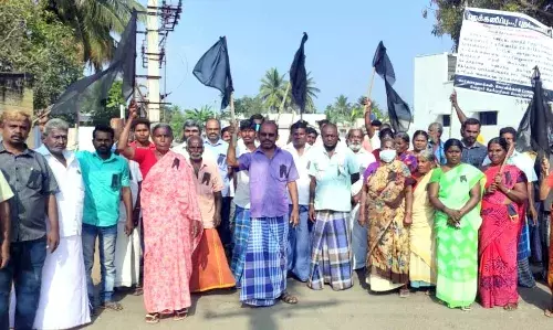 ப.வேலூர் பேரூராட்சியில் வாக்குச்சாவடி மாற்றம்: 2வது வார்டில் தேர்தல் புறக்கணிப்பு ப.வேலூர் பேரூராட்சியில் வாக்குச்சாவடி மாற்றம்: 2வது வார்டில் தேர்தல் புறக்கணிப்பு