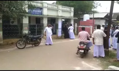 அதிராம்பட்டினம் நகராட்சியில் இரண்டு மணி நேரமாக வாக்கு பதிவு நிறுத்தம் அதிராம்பட்டினம் நகராட்சியில் இரண்டு மணி நேரமாக வாக்கு பதிவு நிறுத்தம்