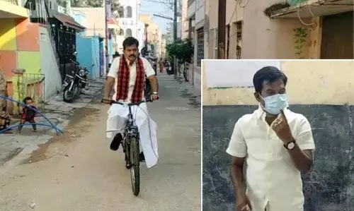 திருத்தணி நகராட்சியில் சைக்கிளில் சென்று எம்எல்ஏ சந்திரன் வாக்களிப்பு திருத்தணி நகராட்சியில் சைக்கிளில் சென்று எம்எல்ஏ சந்திரன் வாக்களிப்பு