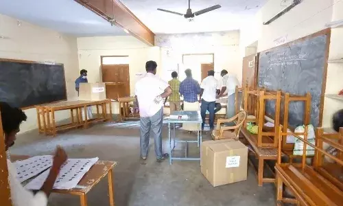 அரியலூர் 18வது  வார்டு வாக்குப்பதிவு இயந்திரத்தில் பழுது அரியலூர் 18வது  வார்டு வாக்குப்பதிவு இயந்திரத்தில் பழுது