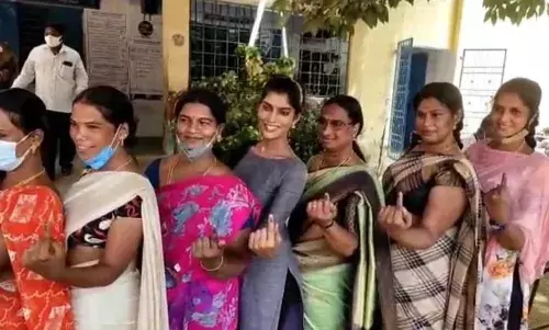 நீண்ட வரிசையில் காத்திருந்து வாக்களித்த திருநங்கைகள் நீண்ட வரிசையில் காத்திருந்து வாக்களித்த திருநங்கைகள்