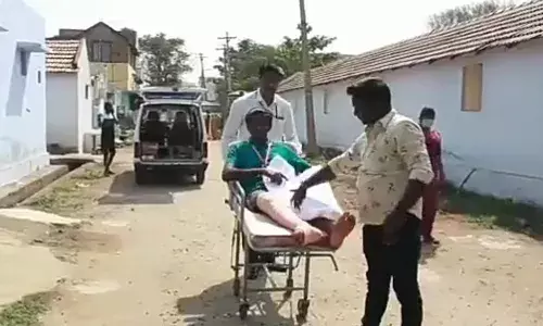 திருப்பூரில் கால்முறிவுடன் வந்து ஜனநாயகக் கடமையாற்றிய இளைஞர் திருப்பூரில் கால்முறிவுடன் வந்து ஜனநாயகக் கடமையாற்றிய இளைஞர்