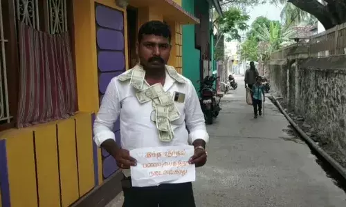 இது பணநாயகத்திற்கான தேர்தல்: 500 ரூபாய் நோட்டு மாலையுடன் வந்தவரால் பரபரப்பு