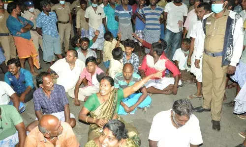 ஓட்டு இயந்திர அறையில் திமுகவினர் நுழைந்ததாக கூறி அதிமுக- பாஜக மறியல்