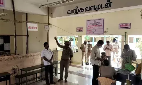நன்னிலம் பகுதியில் வாக்கு எண்ணும் மையத்திற்கு பலத்த போலீஸ் பாதுகாப்பு நன்னிலம் பகுதியில் வாக்கு எண்ணும் மையத்திற்கு பலத்த போலீஸ் பாதுகாப்பு