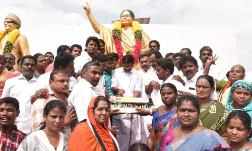 கரூரில் மறைந்த முதல்வர் ஜெயலலிதா பிறந்தநாள்  கொண்டாட்டம் கரூரில் மறைந்த முதல்வர் ஜெயலலிதா பிறந்தநாள்  கொண்டாட்டம்