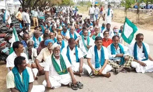 விருதுநகரில் பயிர் காப்பீடு தொகையை வழங்க கோரி விவசாயிகள் காத்திருப்பு போராட்டம் விருதுநகரில் பயிர் காப்பீடு தொகையை வழங்க கோரி விவசாயிகள் காத்திருப்பு போராட்டம்