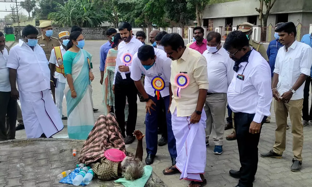 சாலையில் கிடந்த முதியவரை மீட்டு மருந்து அளிக்க டிஆர்பி ராஜா உத்தரவு சாலையில் கிடந்த முதியவரை மீட்டு மருந்து அளிக்க டிஆர்பி ராஜா உத்தரவு