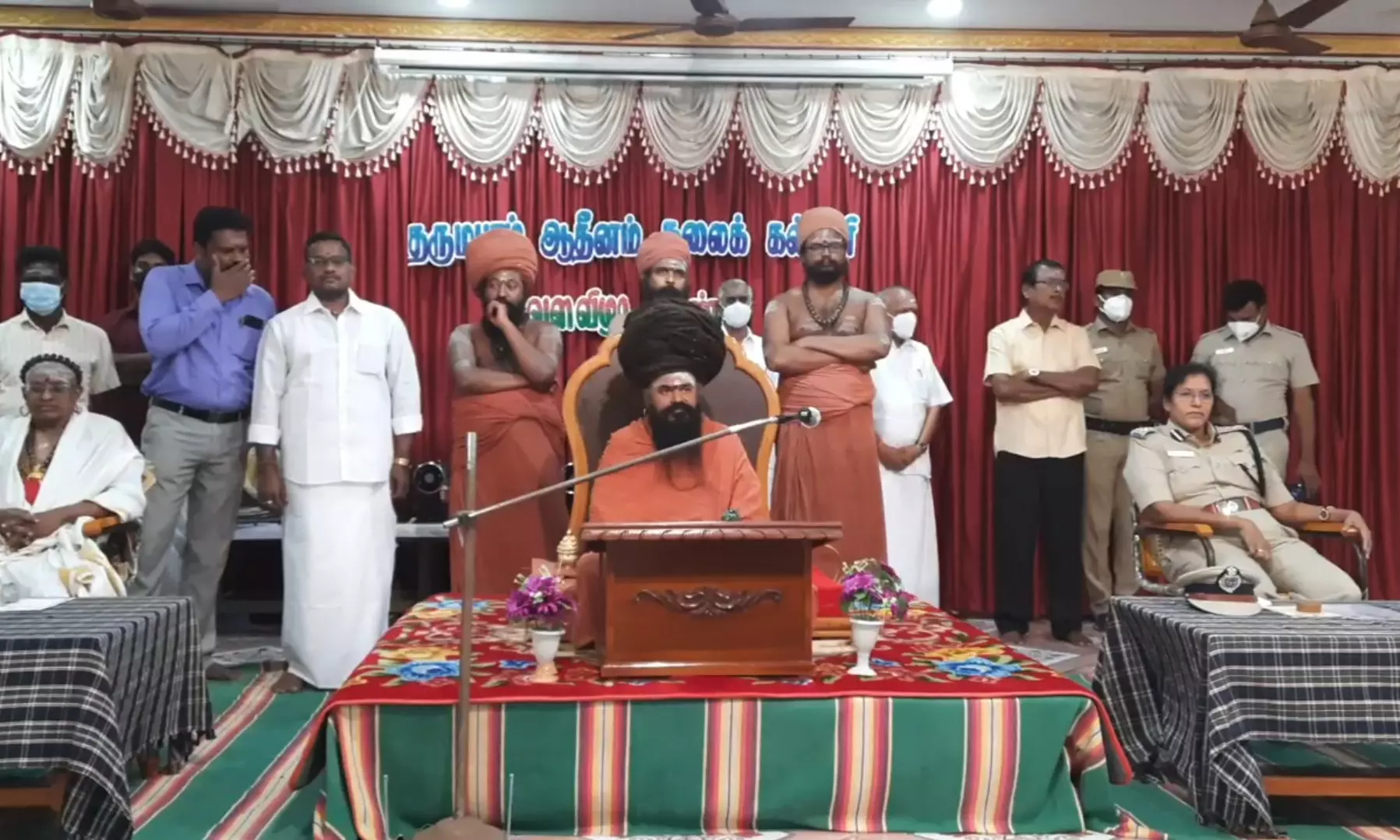 கல்லூரி மாணவிகளுக்கு தையல் இயந்திரங்களை வழங்கி ஆசி கூறினார் தருமபுரம் ஆதீனம் கல்லூரி மாணவிகளுக்கு தையல் இயந்திரங்களை வழங்கி ஆசி கூறினார் தருமபுரம் ஆதீனம்