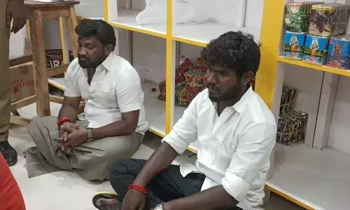 விருதுநகர் அருகே பட்டாசு கடையில் 204 கிலோ கஞ்சா வைத்திருந்த இருவர் கைது விருதுநகர் அருகே பட்டாசு கடையில் 204 கிலோ கஞ்சா வைத்திருந்த இருவர் கைது