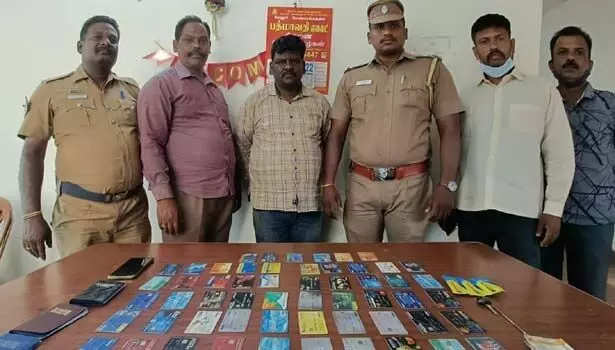 இயந்திரத்தில் பசையை ஒட்டி ஏடிஎம் கார்டுகளை நூதனமாக திருடியவர் கைது இயந்திரத்தில் பசையை ஒட்டி ஏடிஎம் கார்டுகளை நூதனமாக திருடியவர் கைது