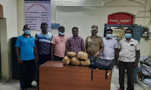 ரயில்களில் தொடரும் கஞ்சா கடத்தல்: காவல்துறை மீது பொதுமக்கள் சந்தேகம் ரயில்களில் தொடரும் கஞ்சா கடத்தல்: காவல்துறை மீது பொதுமக்கள் சந்தேகம்