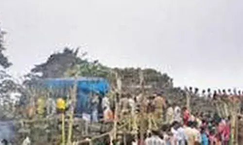 கண்ணகி கோயில் திறக்க வலியுறுத்தி  அறக்கட்டளை நிர்வாகம் கலெக்டரிடம் மனு கண்ணகி கோயில் திறக்க வலியுறுத்தி  அறக்கட்டளை நிர்வாகம் கலெக்டரிடம் மனு