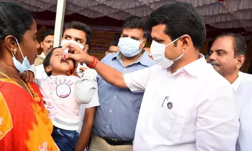 கரூரில் அமைச்சர் செந்தில்பாலாஜி போலியோ சொட்டு மருந்து முகாமை துவக்கினார்