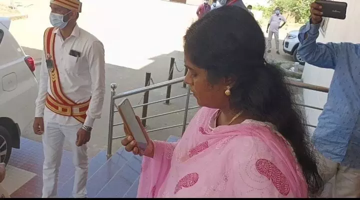 ஹலோ கவலைப்படாதீங்க உக்ரைன் மாணவிக்கு மயிலாடுதுறை கலெக்டர் ஆறுதல் ஹலோ கவலைப்படாதீங்க உக்ரைன் மாணவிக்கு மயிலாடுதுறை கலெக்டர் ஆறுதல்