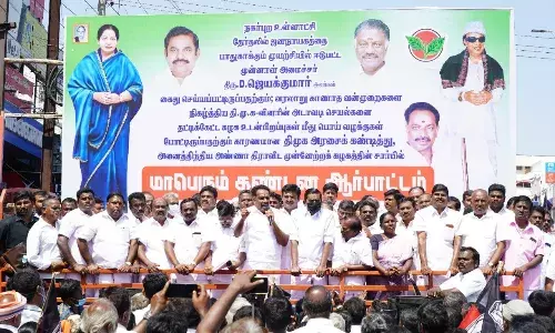கரூரில் திமுக அரசை கண்டித்து  அதிமுகவினர் கண்டன ஆர்பாட்டம் கரூரில் திமுக அரசை கண்டித்து  அதிமுகவினர் கண்டன ஆர்பாட்டம்