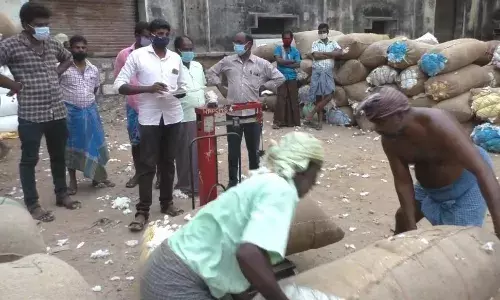 அரூர் வேளாண்  கூட்டுறவு  விற்பனை சங்கத்தில் ரூ.45 இலட்சத்திற்கு பருத்தி ஏலம் அரூர் வேளாண்  கூட்டுறவு  விற்பனை சங்கத்தில் ரூ.45 இலட்சத்திற்கு பருத்தி ஏலம்