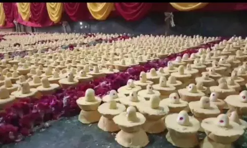 மகாசிவராத்திரியை முன்னிட்டு 678 கிலோ சந்தன பவுடரில் 10,008  சிவலிங்கங்கள் தயாரிப்பு மகாசிவராத்திரியை முன்னிட்டு 678 கிலோ சந்தன பவுடரில் 10,008  சிவலிங்கங்கள் தயாரிப்பு